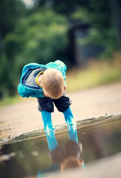 Copilul Merge Puțuri Băltoacă Vreme Ploioasă Fericit Băiat Aer Liber — Fotografie, imagine de stoc