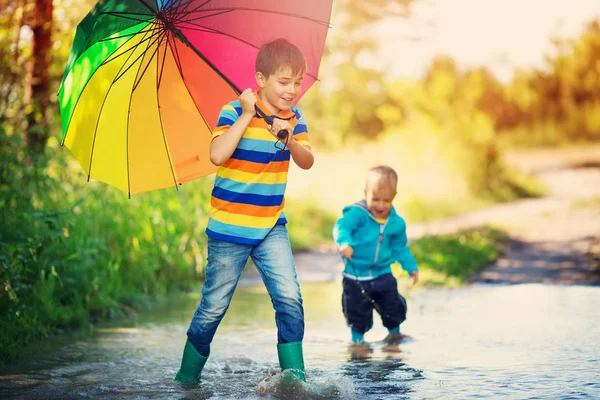 Дети Ходят Сапогах Луже Дождливую Погоду Мальчик Держит Цветной Зонтик — стоковое фото