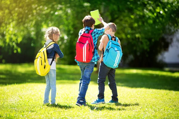 Niños Con Mochilas Pie Parque Cerca Escuela Alumnos Con Libros — Foto de Stock