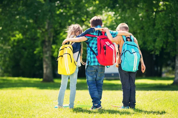 Niños Con Mochilas Pie Parque Cerca Escuela Alumnos Con Libros —  Fotos de Stock