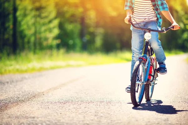 Kind Frühen Morgen Auf Dem Fahrrad Auf Asphaltstraße — Stockfoto