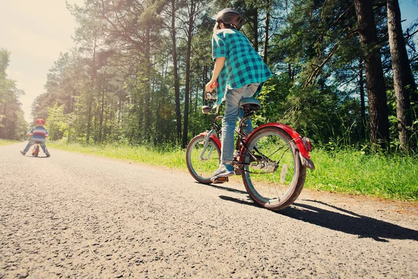 Niño Una Bicicleta Carretera Asfalto Por Mañana Temprano — Foto de Stock