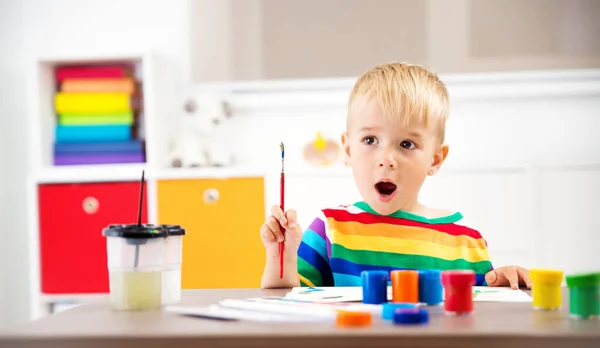 Petit Enfant Dessinant Sur Papier Garçon Assis Sur Chaise Table — Photo