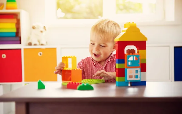 Kis Gyerek Játszani Blokkokat Fiú Szék Asztal Ház Építése — Stock Fotó