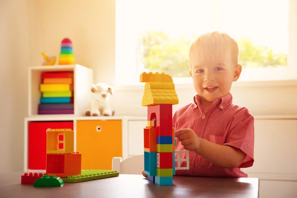 Kis Gyerek Játszani Blokkokat Fiú Szék Asztal Ház Építése — Stock Fotó