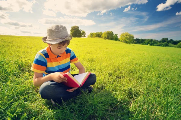 Восьмирічна Дитина Читає Книгу Сидить Траві — стокове фото