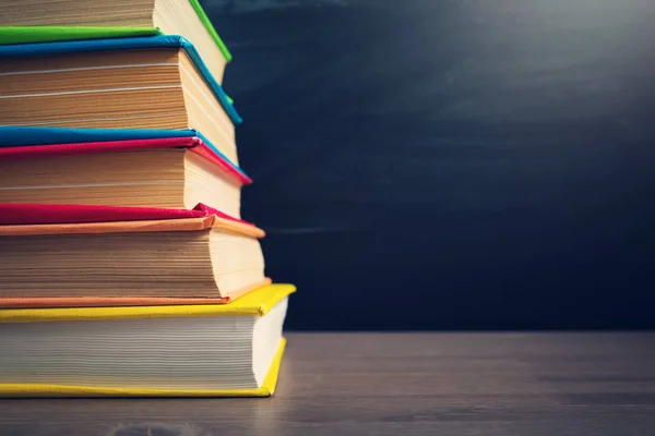 Acessórios Escola Sobre Mesa Com Fundo Quadro Negro Lápis Livros — Fotografia de Stock