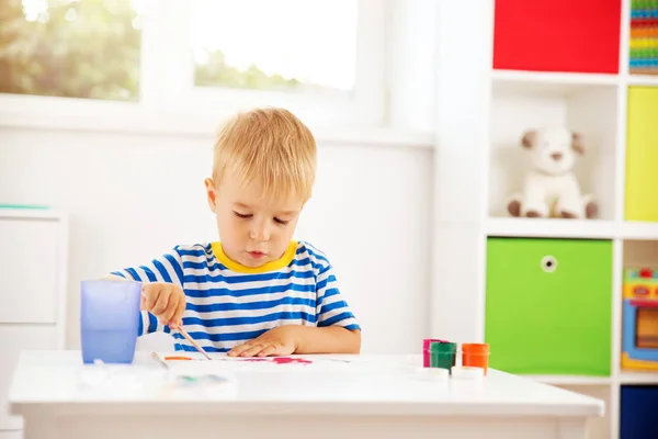 Petit Enfant Dessinant Sur Papier Garçon Assis Sur Chaise Table — Photo