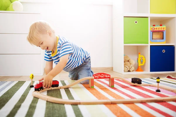 Kis Gyerek Játszik Vasút Fiú Földön Otthon — Stock Fotó