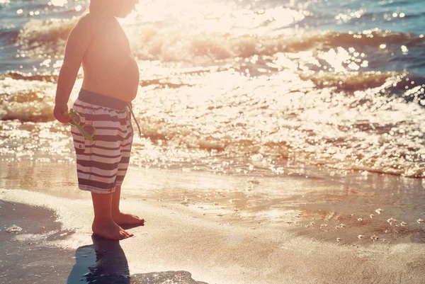 Мальчик Босиком Ходит Пляжу Воде Дети Отдыхают Летом Море — стоковое фото