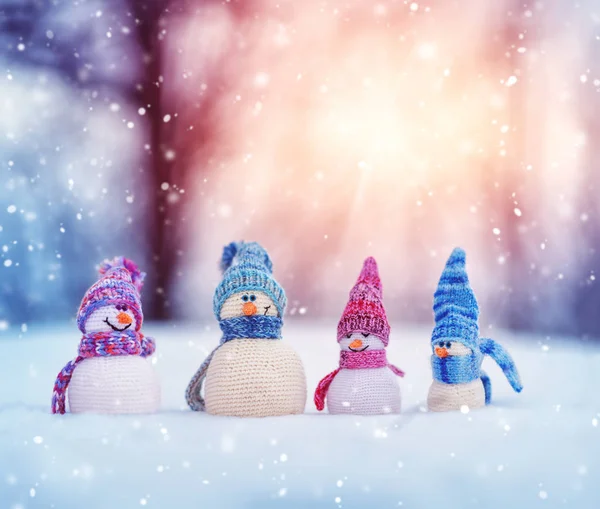 Kis snowmans a puha hó a kék háttér — Stock Fotó