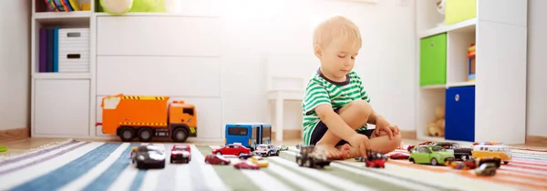 Küçük Çocuk Oyuncak Arabalarla Oynuyor Çocuk Evde Yerde Oturuyor — Stok fotoğraf