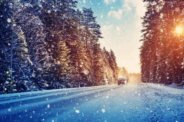 Autobanden Winterweg Bedekt Met Sneeuw — Stockfoto