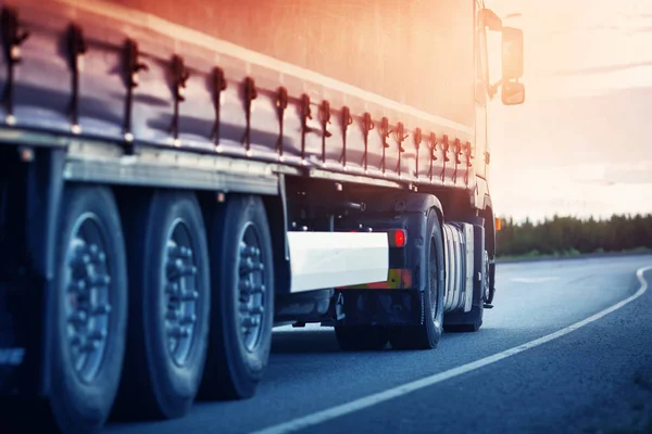 Asfaltweg Met Een Vrachtwagen Vrachtwagen Bewegen Zonnige Avond — Stockfoto