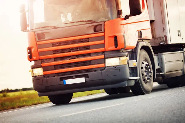 Asfaltweg Met Een Vrachtwagen Vrachtwagen Bewegen Zonnige Avond — Stockfoto