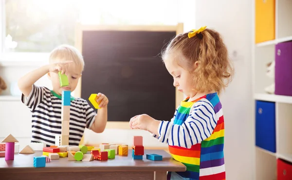 Kisgyerekek Játszadoznak Háztömbökkel Fiú Lánytornyok Építése — Stock Fotó