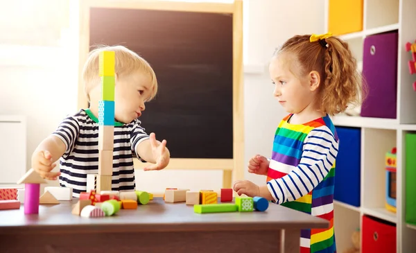 Kisgyerekek Játszadoznak Háztömbökkel Fiú Lánytornyok Építése — Stock Fotó