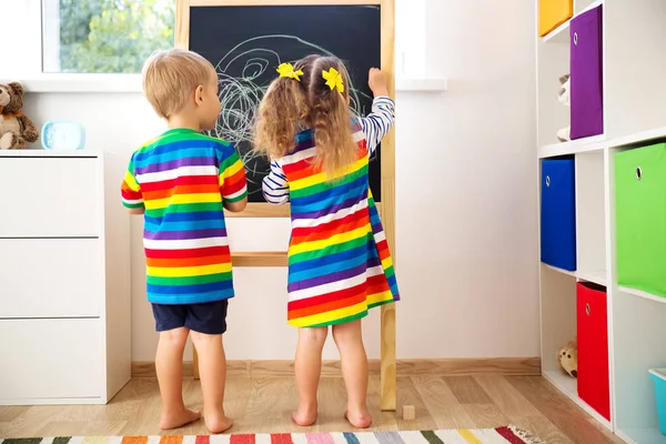 Kleine Kinder Malen Der Tafel Junge Und Mädchen Stehen Mit — Stockfoto