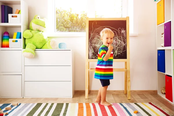 Niño Dibujando Pizarra Niño Pie Habitación Con Pizarra — Foto de Stock