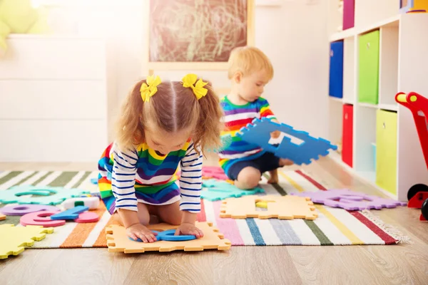 Een Klein Kind Dat Met Getallen Speelt Jongen Meisje Zitten — Stockfoto