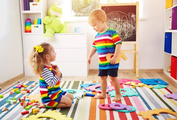 Kisgyerek Számokkal Játszik Fiú Lány Otthon Földön — Stock Fotó