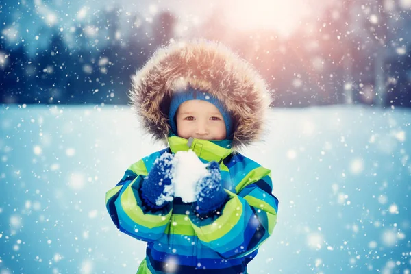 Petit Garçon Marchant Chute Neige Enfant Vêtements Hiver Jouant Avec — Photo