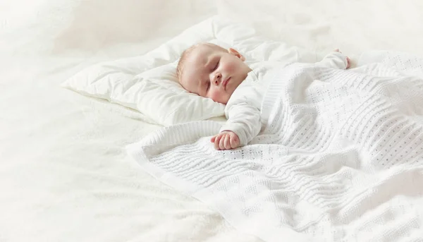 小男孩睡在柔软的白色毯子上 7个月大的婴儿睡着了 — 图库照片