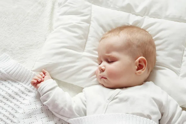 Bambino Che Dorme Una Morbida Coperta Bianca Bambino Mesi Addormentato — Foto Stock
