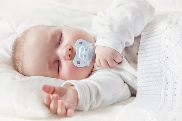 小男孩睡在柔软的白色毯子上 7个月大的婴儿睡着了 — 图库照片