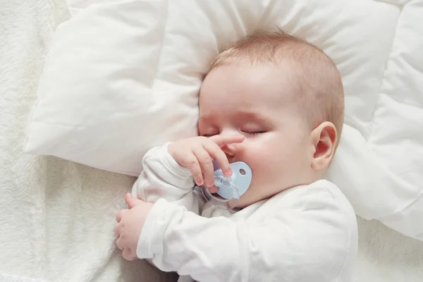 Kleiner Junge Der Auf Weicher Weißer Decke Schläft Monate Altes — Stockfoto