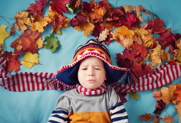 Два Роки Хлопчик Мріє Восени Дитина Капелюсі Шарфі Кленовому Листі — стокове фото