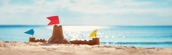 Castillo de arena en el mar en verano —  Fotos de Stock