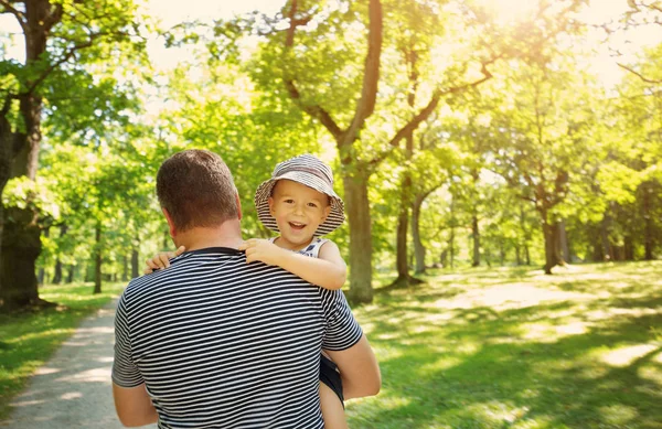 Fadern spelar med son på soliga dag i sommar — Stockfoto