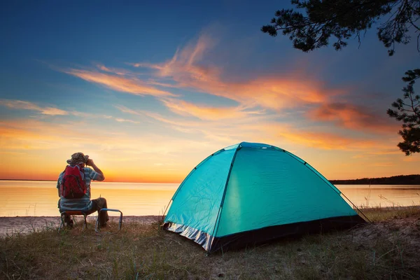 Családi pihenés sátorral a természetben naplementekor — Stock Fotó