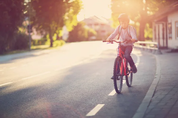 Kind op een fiets — Stockfoto