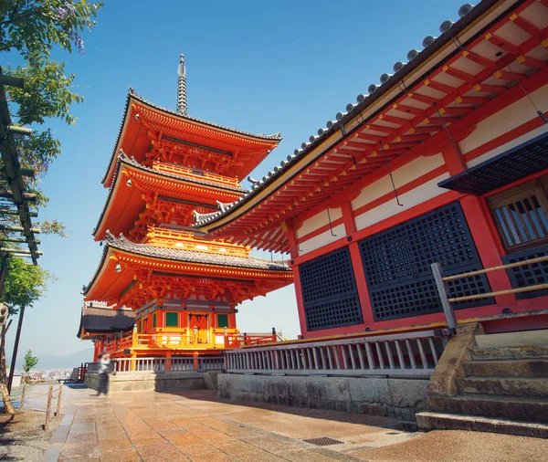 在日本京都, 可以欣赏到有宝塔的清水寺综合体 — 图库照片