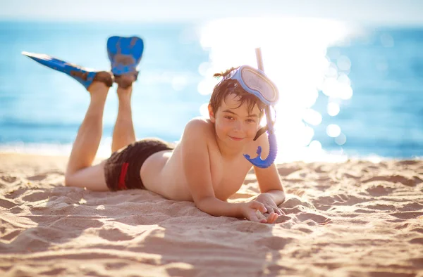 带着泳镜躺在海滩上的孩子 — 图库照片