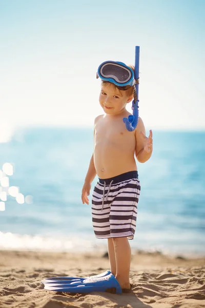 Трирічний хлопчик грає на пляжі з плавальним кільцем — стокове фото