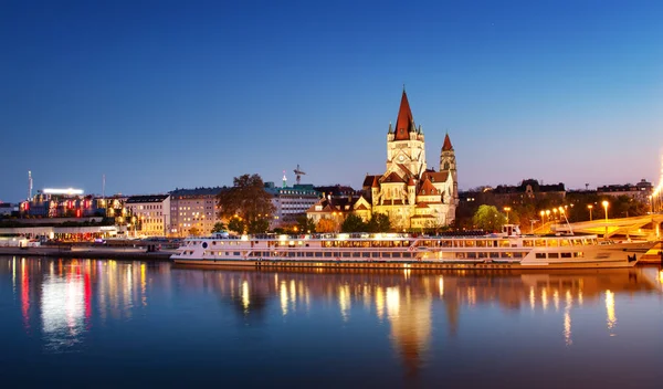 Святого Франциска Ассизького церкви на Дунаї у Відні, Австрія вночі — стокове фото