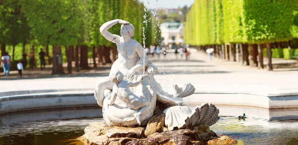 Beautiful park around Schonbrunn palace in Vienna, Austria — Stock Photo, Image