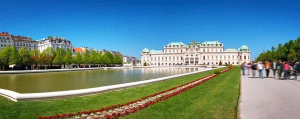 美丽的池塘纳贝尔维迪尔宫殿在维也纳，奥地利 — 图库照片
