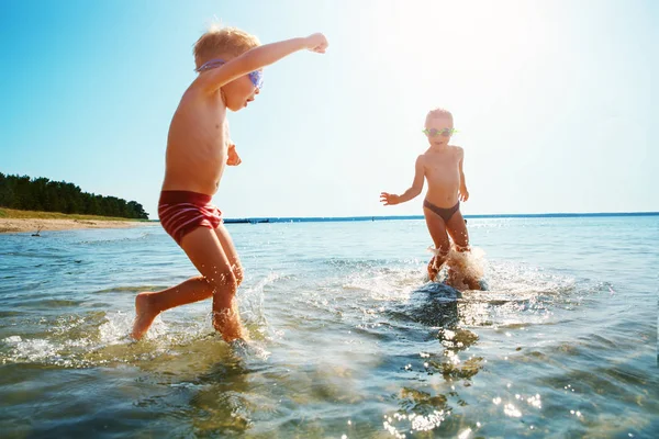 Chłopiec i dziewczyna bawią się na plaży — Zdjęcie stockowe