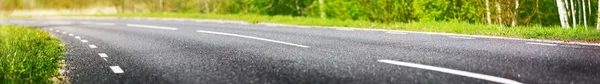 Panorama de estrada no dia ensolarado da primavera — Fotografia de Stock