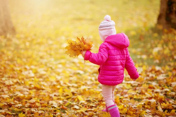 Dítě stojící s deštníkem v krásném podzimním dni — Stock fotografie