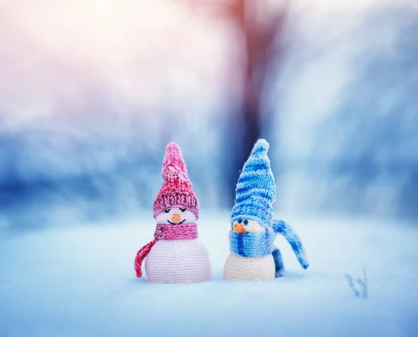 Маленькие снеговики на мягком снегу на голубом фоне — стоковое фото