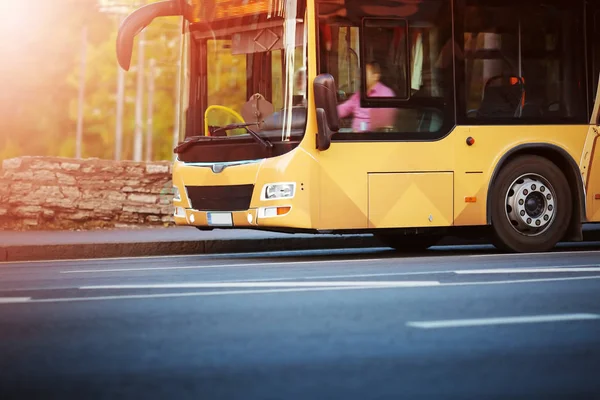 Bus bewegen op de weg in de stad in de vroege ochtend — Stockfoto