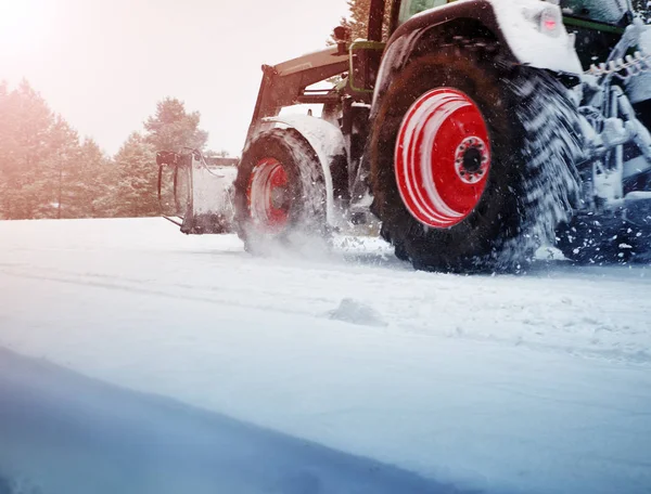Limpieza de tractores en carretera de invierno cubierta de nieve — Foto de Stock