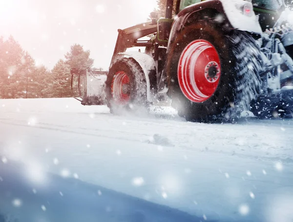 Limpieza de tractores en carretera de invierno cubierta de nieve — Foto de Stock