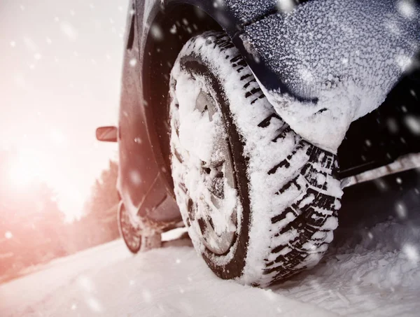 Kış yolundaki araba lastikleri karla kaplı. — Stok fotoğraf