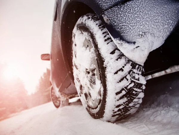 Автомобільні шини на зимовій дорозі вкриті снігом — стокове фото